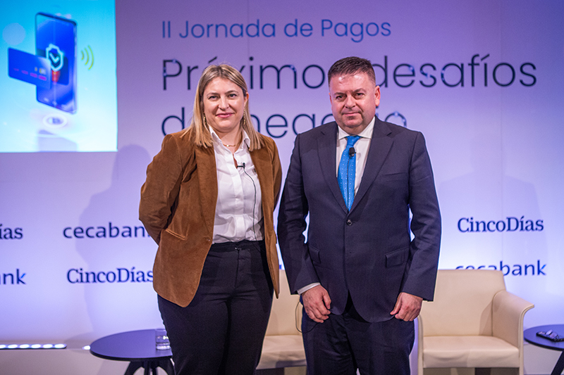 Mónica Malo, directora de Comunicación-Relaciones Externas y Sostenibilidad de Cecabank, y Santiago Carbó, director de Estudios Financieros y director ejecutivo del Observatorio de Digitalización Financiera de Funcas.