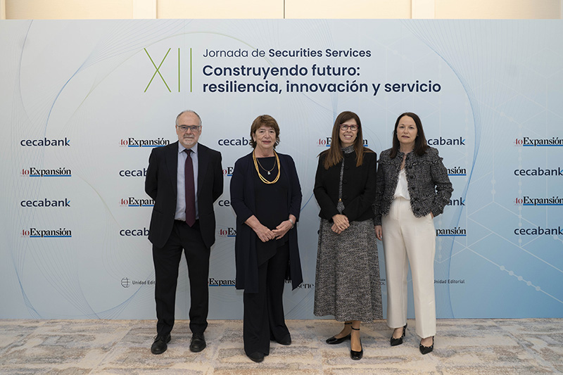 De izquierda a derecha: Iñaki Garay, director adjunto de Expansión; Soledad Núñez, subgobernadora del Banco de España; Ainhoa Jáuregui, CEO de Cecabank; Aurora Cuadros, directora corporativa de Securities Services de Cecabank.