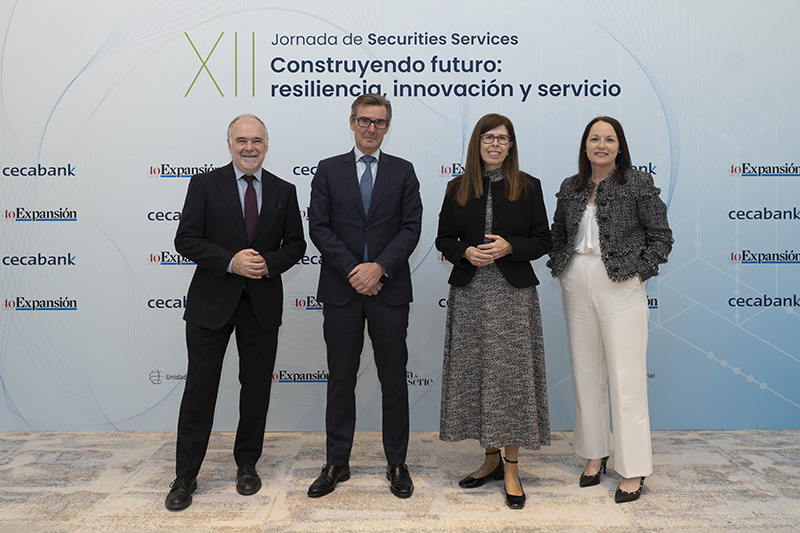 De izquierda a derecha: Iñaki Garay, director adjunto de Expansión; Carlos San Basilio, presidente de la CNMV; Ainhoa Jáuregui, CEO de Cecabank; Aurora Cuadros, directora corporativa de Securities Services de Cecabank.