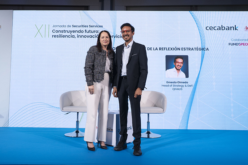 De izquierda a derecha: Aurora Cuadros, directora corporativa de Securities Services de Cecabank, y Ernesto Olmedo Pereira, Head of Strategy & DeFi de Qivalis.