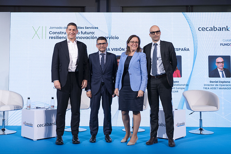 De izquierda a derecha:  Óscar Mateos, director de Valores y Cuentas Corrientes de Securities Services de Cecabank; Iñaki Varela, subdirector general de Medios de Kutxabank Investment; Marta López, Director Head Relationship Management Europe de Euroclear; y Daniel Zaplana, director de Operaciones de TREA Asset Management.