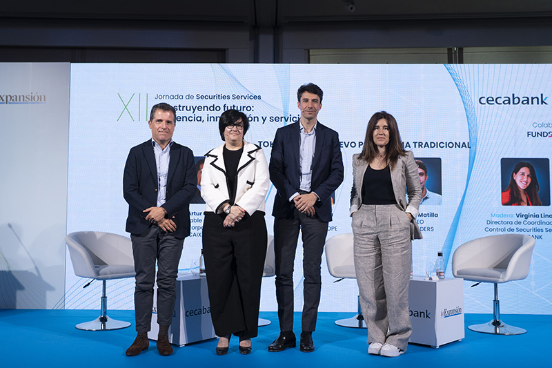 De izquierda a derecha: Artur Callau, responsable de Innovación Corporativa de CaixaBank; Amparo García, CEO de Securitize Europe; Carlos Matilla, CEO ioBuilders; y Virginia Linares, directora de Coordinación y Control de Securities Services de Cecabank.