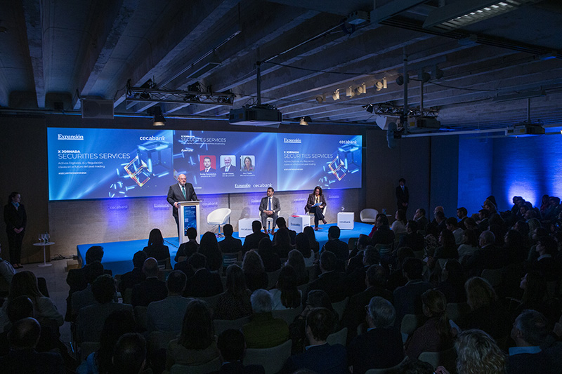 Salón del COAM durante la intervención de José Mª Méndez, CEO de Cecabank.