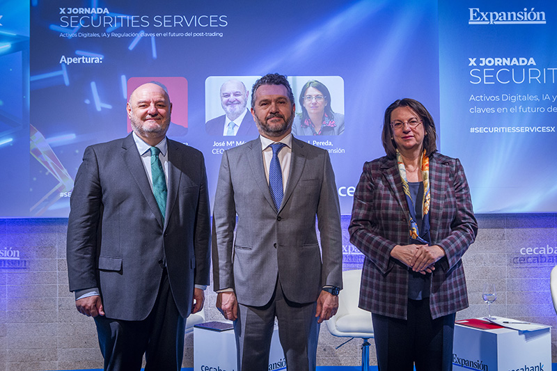 De izquierda a derecha: José Mª Méndez, CEO de Cecabank, Rodrigo Buenaventura, presidente de CNMV, y Ana I. Pereda, directora de Expansión.