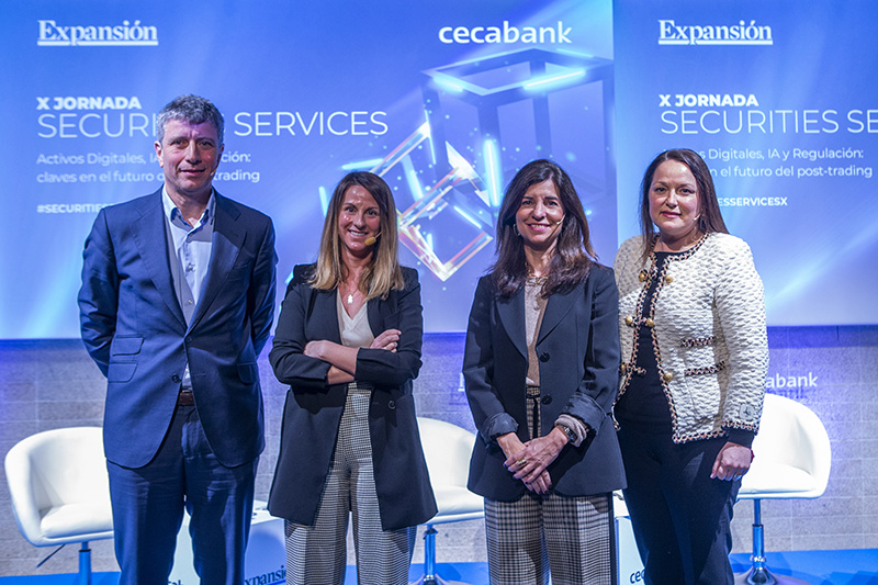 De izquierda a derecha: Salvador Mas, CEO de GPTadvisor, María Vidal, socia de finReg360, Laura Comas, consejera de CaixaBank AM y directora de Desarrollo y Transformación de Banca Privada de CaixaBank, y Aurora Cuadros, directora corporativa de Securities Services de Cecabank.