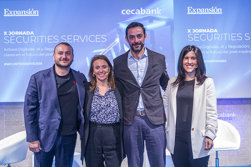 De izquierda a derecha: Andrei Manuel Costache, cofundador y COO de Bit2Me, Yael H. Oaknín, cofundadora y CEO de Tokencity, Israel Rodríguez, director de Innovación de Unicaja, y Virginia Linares, directora de Coordinación y Control de Securities Services de Cecabank.