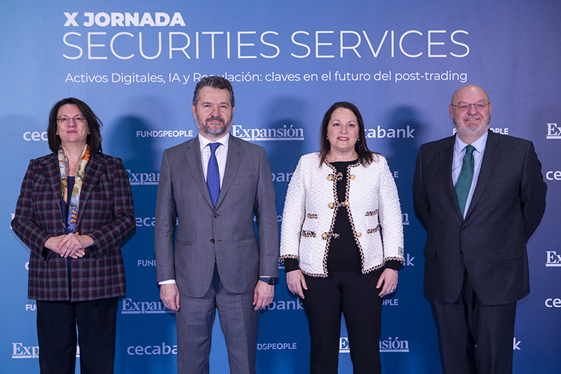 De izquierda a derecha: Ana I. Pereda, directora de Expansión, Rodrigo Buenaventura, presidente de CNMV, Aurora Cuadros, directora corporativa de Securities Services de Cecabank, y José Mª Méndez, CEO de Cecabank.
