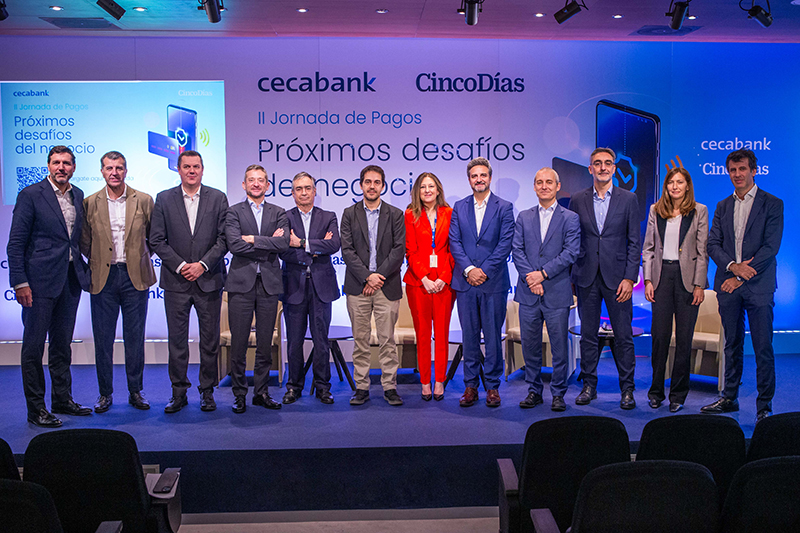 Photo with the leading executives from payment institutions and payment systems in Spain.