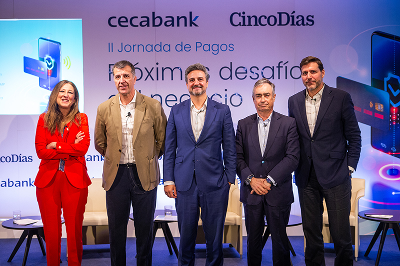Da esquerda para a direita: Nuria Mohedas do Cecabank, Ángel Nigorra da Bizum, Rubén González da Iberia Swift, Juan Carlos Martín Guirado da STMP e Eduardo Prieto da VISA.