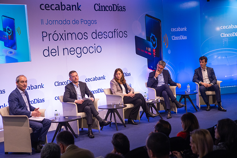 Participantes da mesa "Os desafios regulamentares e o seu impacto no negócio".