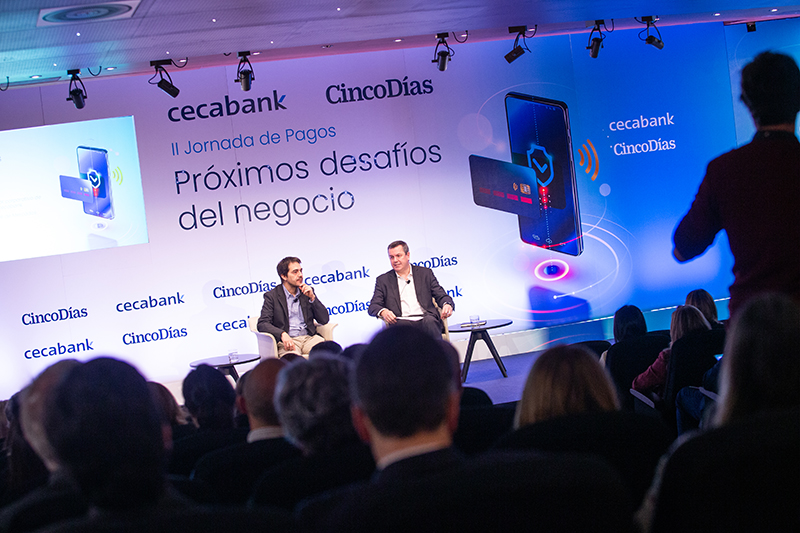 Nuño Rodrigo, chefe de redação de Mercados do El País, e Juan José Gutiérrez, diretor corporativo de Serviços Tecnológicos do Cecabank.