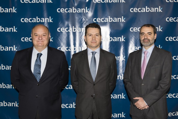 El Director de Mercados de la ESMA, Rodrigo Buenaventura, junto al Director General de Cecabank, José María Méndez y al Director Adjunto del Área Asociativa, Antonio Romero, en la II Jornada de Securities Services de Cecabank